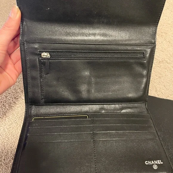 Authentic Chanel wallet. Authorization card and original box. Make an offer!! - Picture 4 of 7